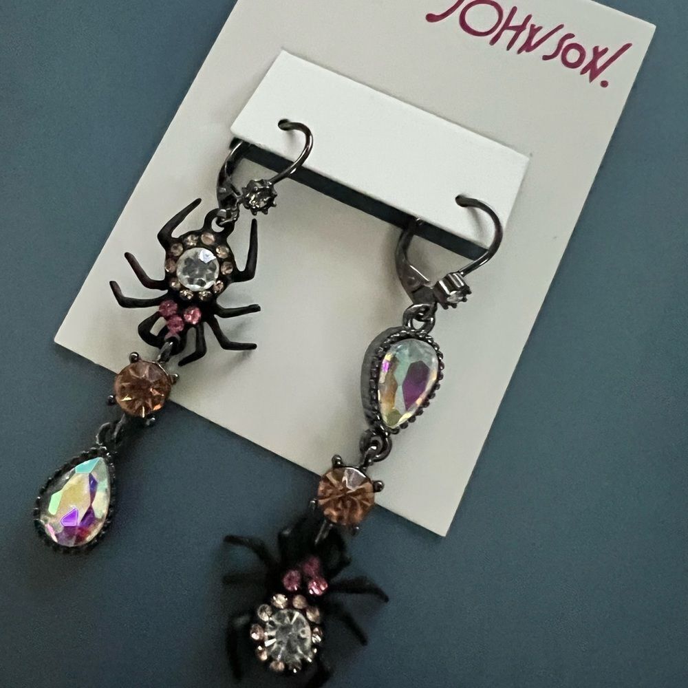 🕷️ Betsey Johnson Mismatched Black and Pink Dangle Spider Earrings 🕷️